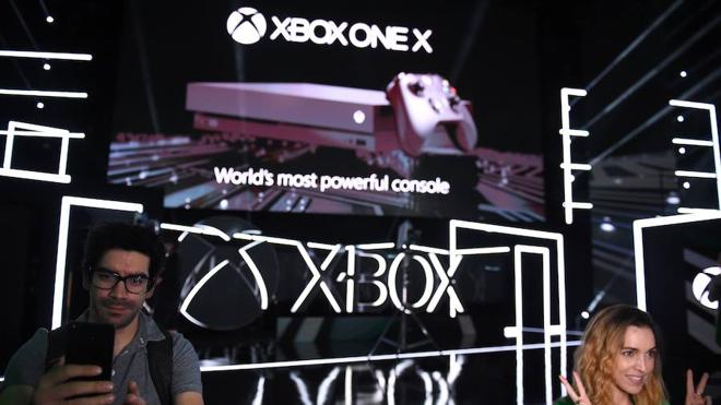 Microsoft desafía a Sony con su poderoso nuevo Xbox One X