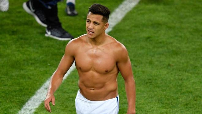 Alexis Sánchez rescata a Chile con polémica por el VAR