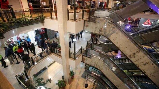 Tres muertos y nueve heridos en un atentado en un centro comercial de Bogotá