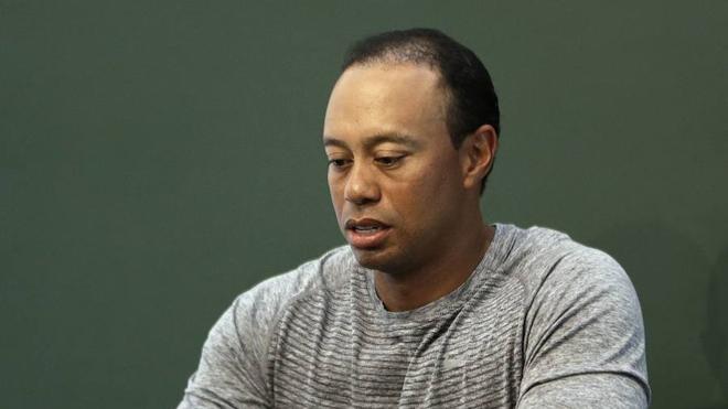 Tiger Woods dice recibir ayuda profesional para lidiar con los medicamentos