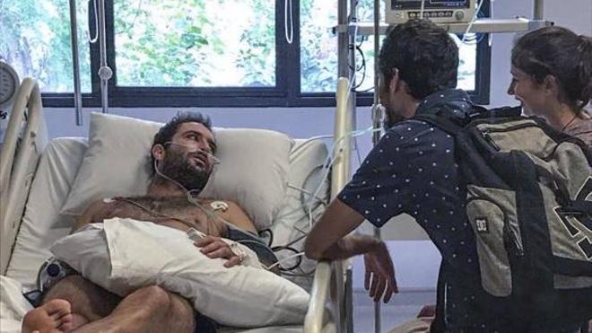 El surfista cántabro con leucemia atrapado en Bali vuelve a casa