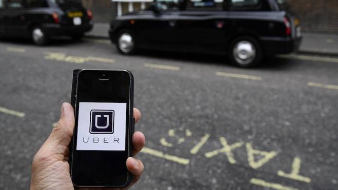 Fomento impedirá a Uber vender licencias hasta dos años después de su obtención