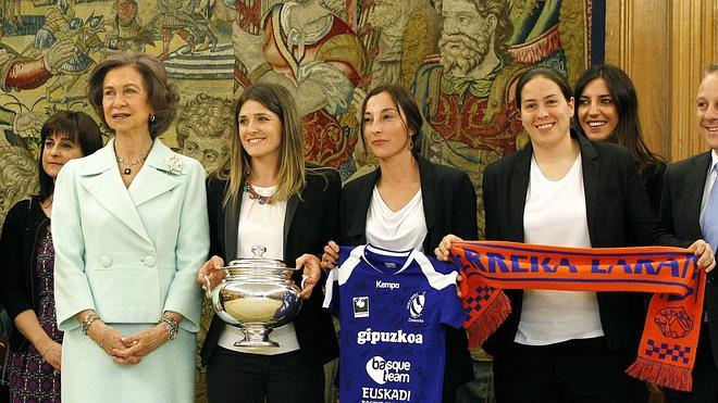 Doña Sofía recibe a las campeonas de la Copa de la Reina