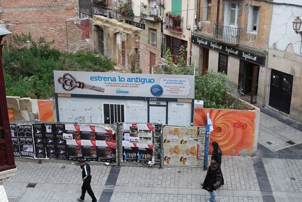 La alcaldesa insta en un bando a limpiar los solares abandonados