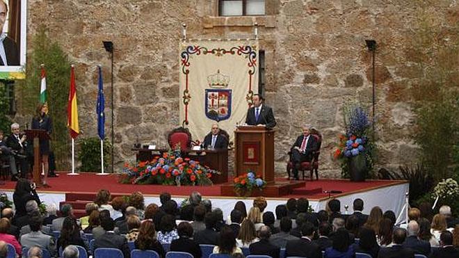 Sanz anima a los riojanos a "colaborar para que los efectos de la recuperación lleguen a todos los rincones de La Rioja"