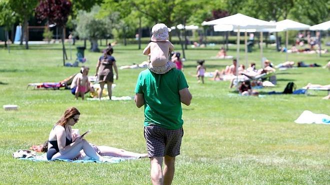 Más de dos mil personas se dan el primer baño del verano en Las Norias y El Cortijo