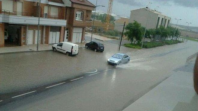 Dos tormentas anegan varias calles de Pradejón