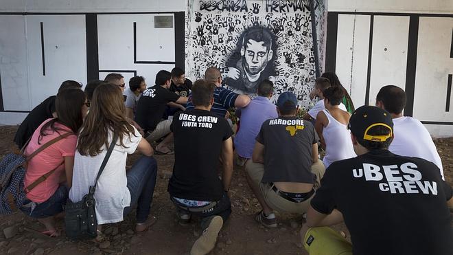 Jóvenes logroñeses rinden un homenaje a 'Puskillas' con un grafiti