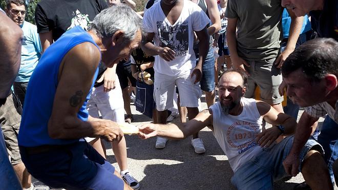 La Cofradía de Quel reparte 2.500 bollos de pan y 3.000 raciones de queso