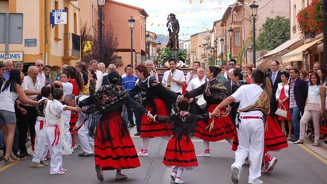 El grupo de danzas ameniza la procesión de San Roque en Badarán