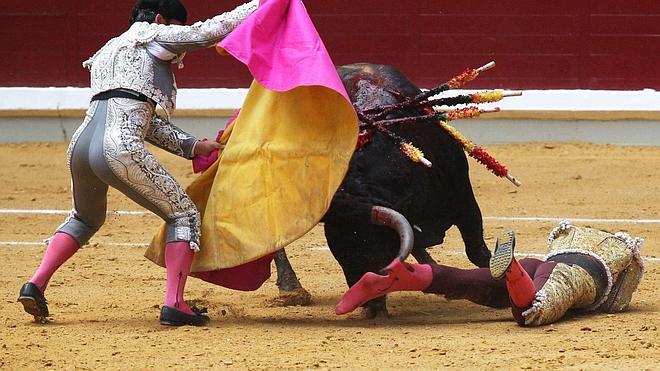 Joselito Adame, corneado de gravedad en la segunda corrida de San Mateo