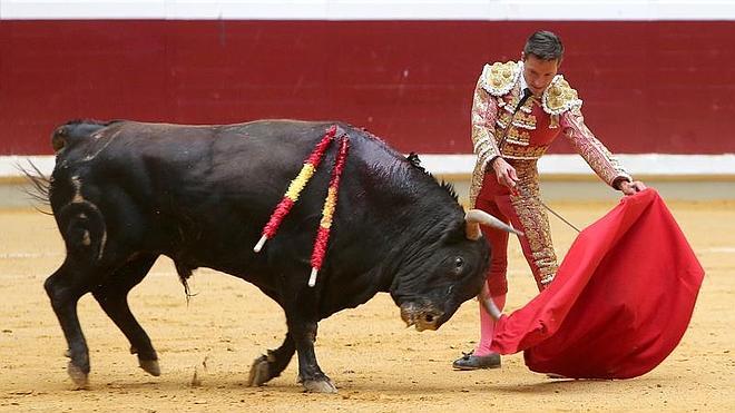 Diego Urdiales malogra con la espada una de las mejores faenas de su vida