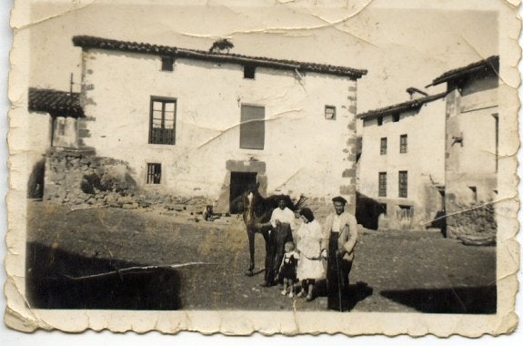 Posando en Valgañón en los años 50
