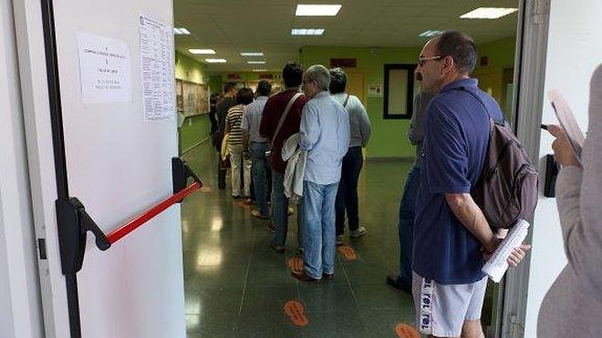 Doble fila en la Escuela de Idiomas