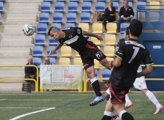 Complicado triunfo para el líder