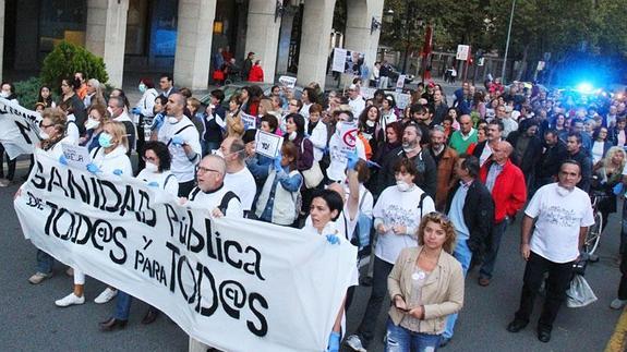 Unas 500 personas se concentran frente a la Delegación para pedir la dimisión de Mato