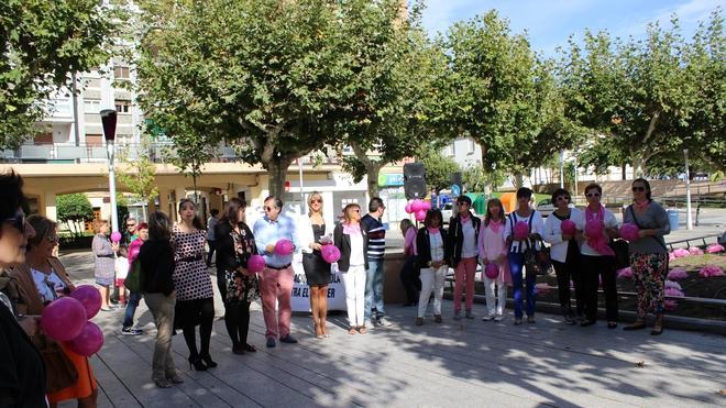 Calahorra celebra el Día del Cáncer de Mama con manifiesto, gafas y globos rosas