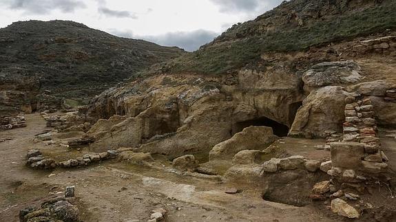 Sacan a la luz dos enterramientos infantiles de Contrebia Leucade