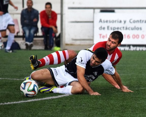 Chimbo desatasca con dos cabezazos