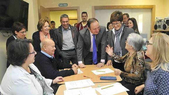 Sanz visita el centro de día de la Asociación para la Demencia del Alzheimer de Alfaro
