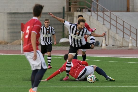 Txutxi, de penalti, salva un punto ante el Anguiano