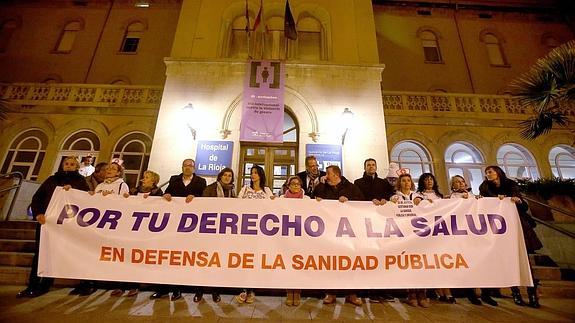 Cerca de un millar de personas abrazan el Hospital de La Rioja