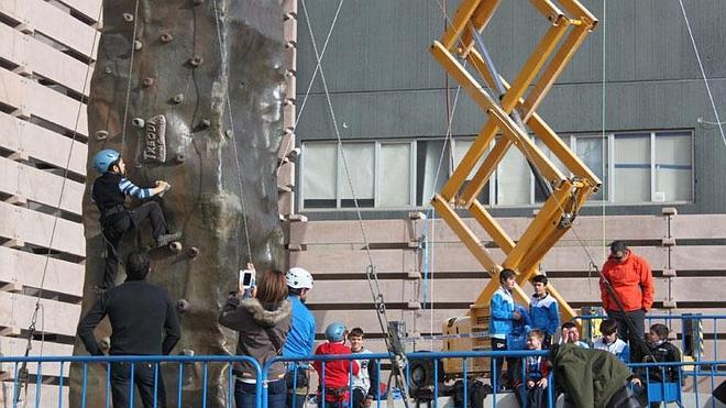 Una exhibición de paso a 12 metros de altura cerró las Jornadas de Montaña