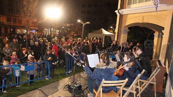 La iluminación especial de fiestas llega al Raposal