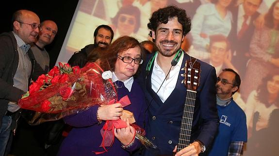 Ana Caballero, de ARPS, recibe la primera 'serenata' de Pablo Villegas