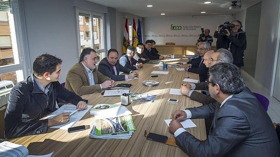 Sanz afirma que aumentan las inversiones para servicios de los municipios riojanos