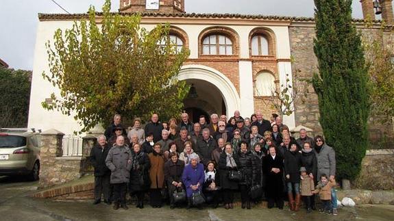 Villarroya honra a su patrona con la inauguración del nuevo reloj de la torre de la iglesia