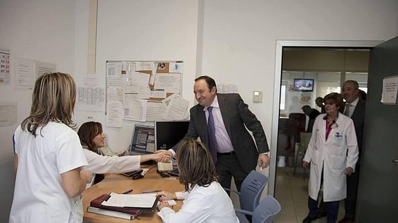 Pedro Sanz acude al Centro de Salud Mental de Albelda para felicitar la Navidad