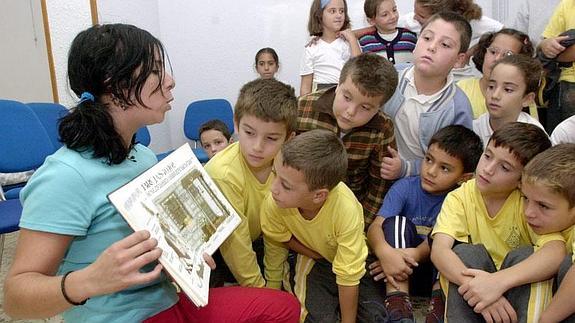 Cuentacuentos para niños sordos y oyentes en la Rafael Azcona