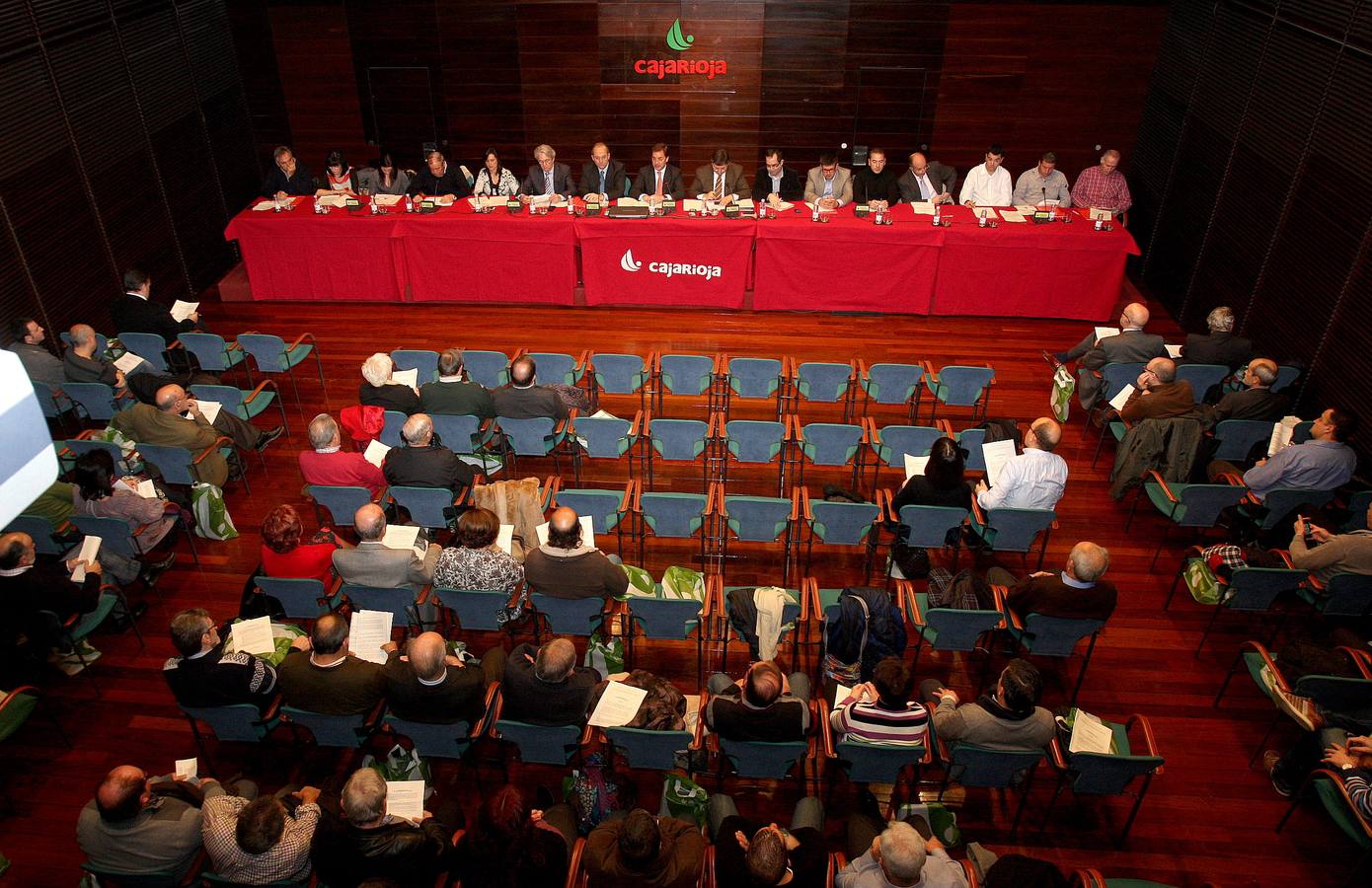 UPyD denuncia a 35 directivos y consejeros de Caja Rioja