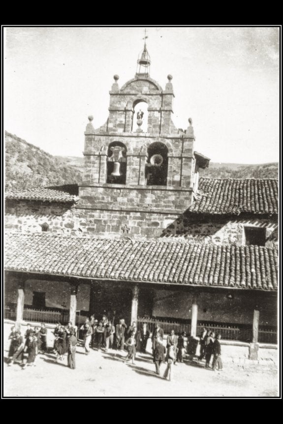 Saliendo de la iglesia de Valgañón en 1936
