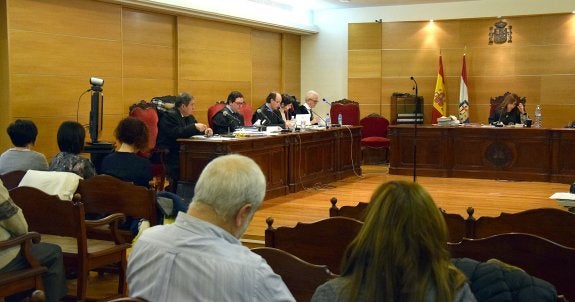 «Llegaba a casa y se encerraba en el baño a oscuras porque decía que estaba castigada»