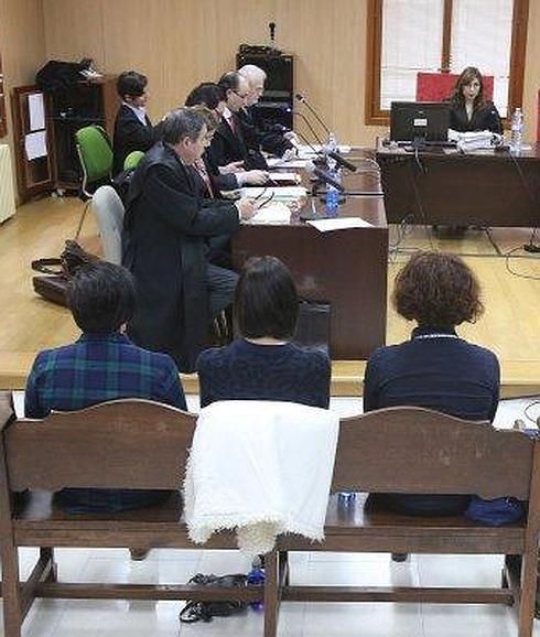 La Fiscalía mantiene la acusación contra la exdirectora e introduce la 'falta' para las profesoras