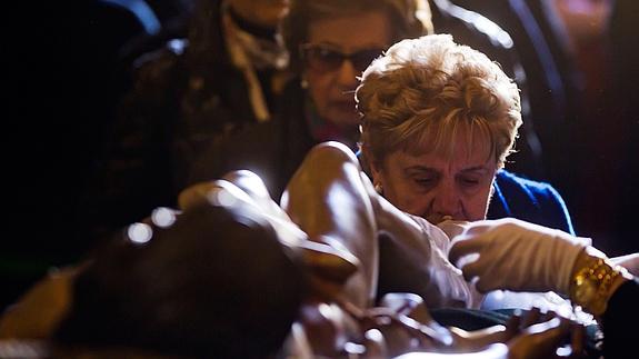 La fe logroñesa besa los pies del Cristo del Santo Sepulcro
