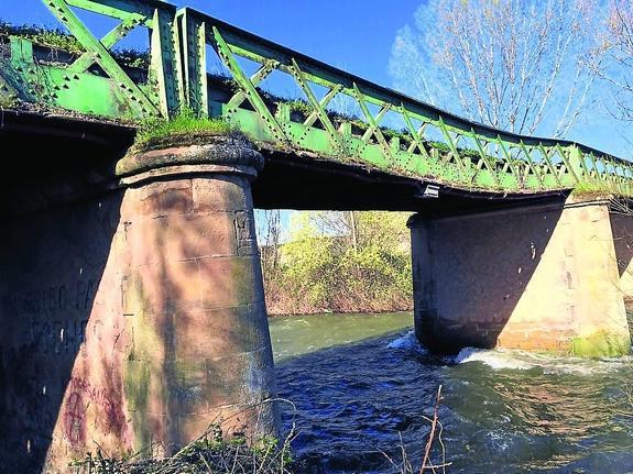 El puente viejo de Alberite cede a la fuerza del Iregua