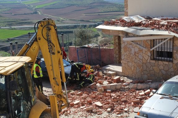 Tres personas salen ilesas del derrumbe de su casa en Ausejo mientras dormían la siesta