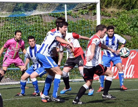 El Varea remonta y continúa líder