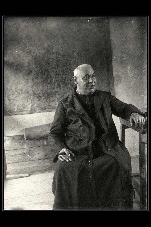 Valgañón, retrato de cura con habano