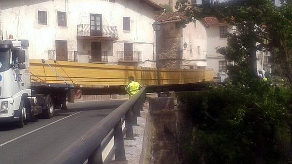 Un camión se atasca en el puente de Villanueva