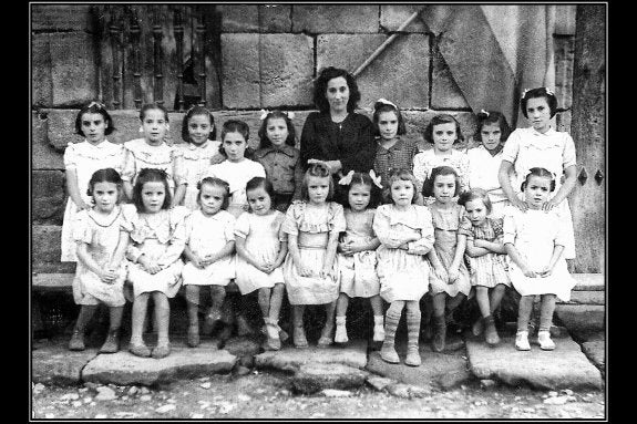 Escolares de Valgañón con su maestra