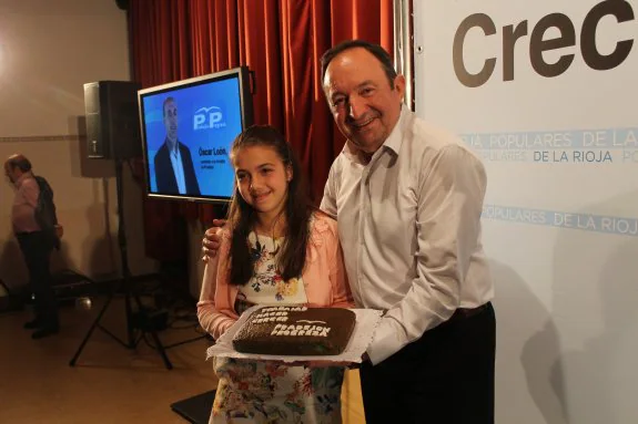 'La niña de Rajoy' aparece en Pradejón y le da una tarta a Sanz