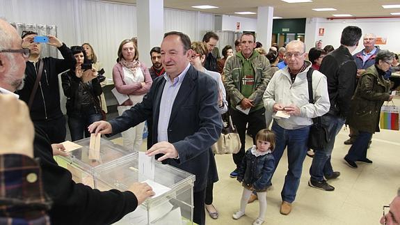 Los candidatos votan