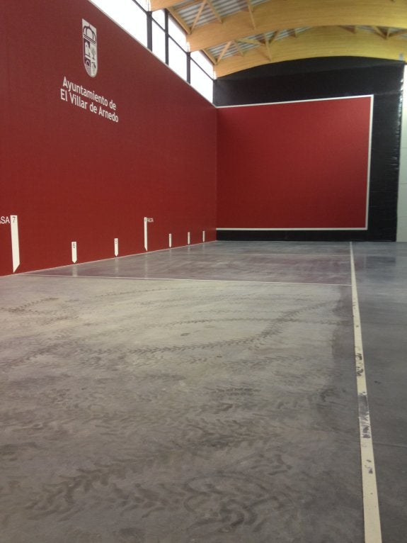 Todo listo en el frontón color vino de El Villar