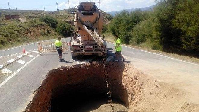 El tráfico en La LR-281 en Quel se reabre tras repararse un socavón