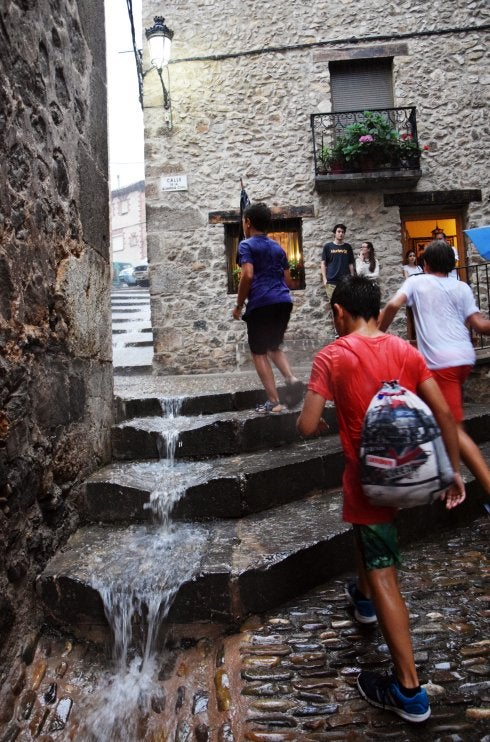 Danza y zancos pasados por agua