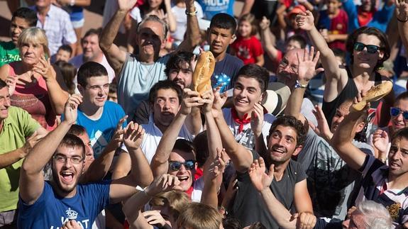 Cientos de manos recogen 2.500 panes y 3.500 raciones de queso en Quel